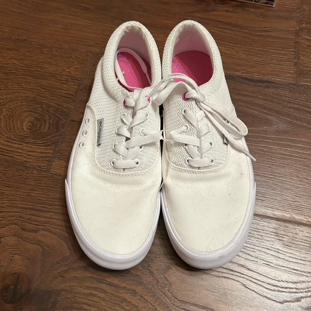 white tennis shoes
